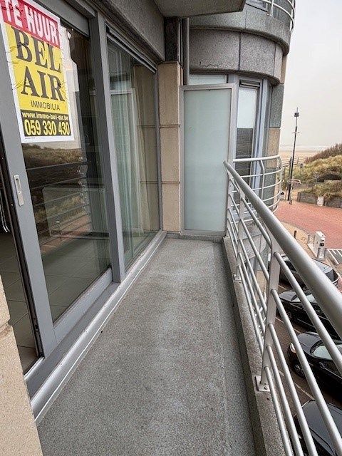 Gemeubelde studio met lateraal zee- en duinenzicht foto 10