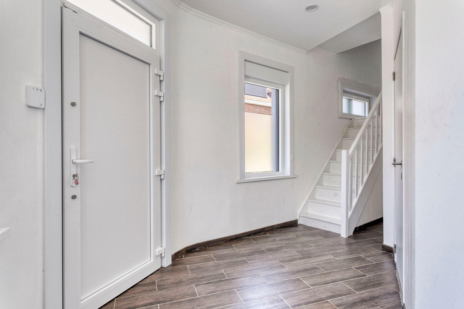Ruime kloeke gerenoveerde woning met garage !!!! foto 9