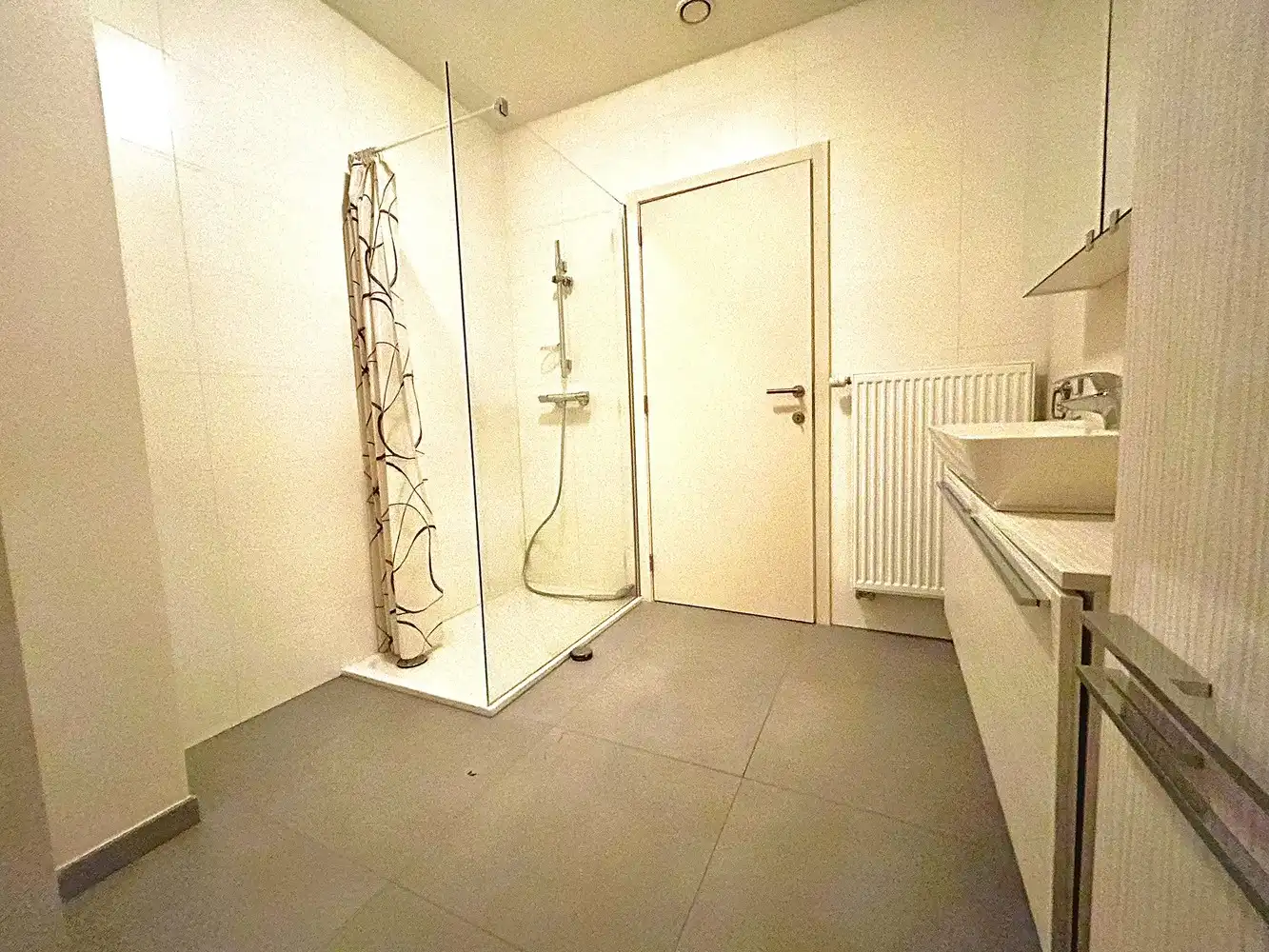 Prachtig en ruim gelijkvloers appartement met 2 slaapkamers, privé-tuin en autostaanplaats dicht bij het centrum van Maasmechelen. foto 10