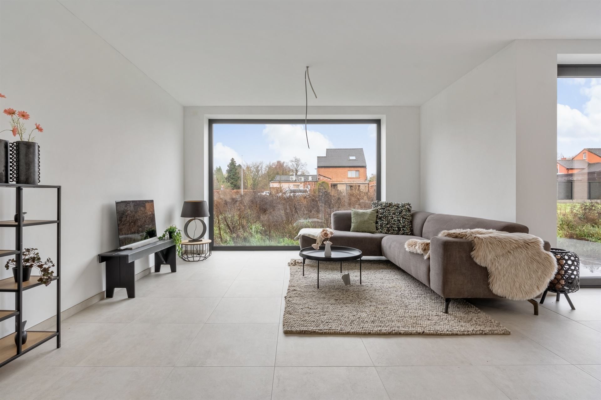 Gelijkvloerse woning met carport en tuin. foto 7