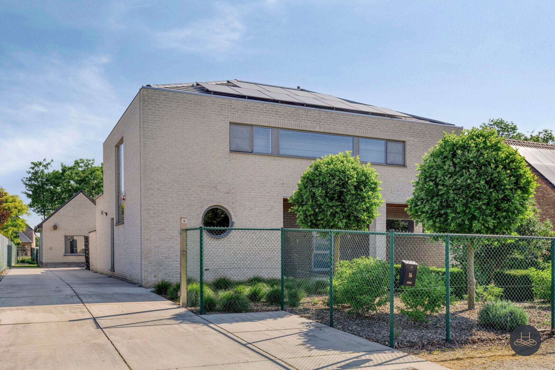 Ruime en recente woning met zwembad foto 2