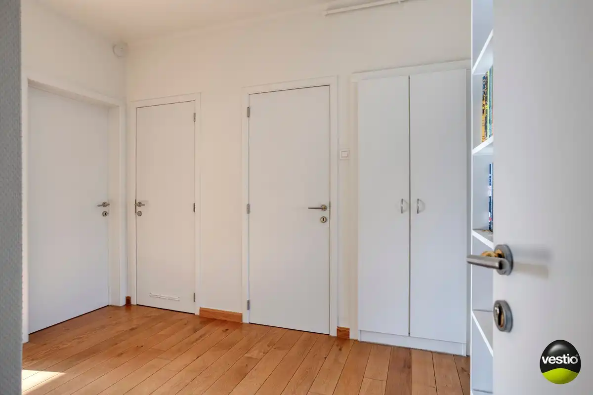 Centraal gelegen gerenoveerd 2-slaapkamerappartement met afsluitbare garagebox. foto 7