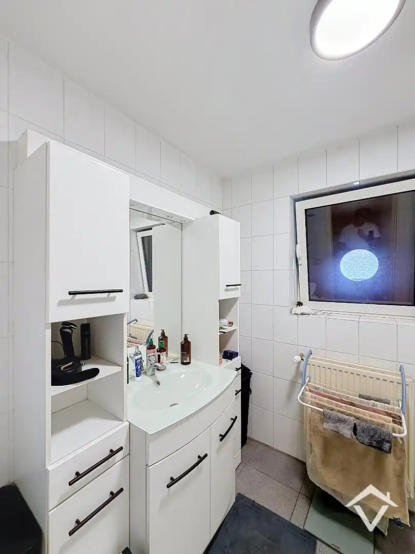 Instapklaar appartement met 2 slaapkamers, 2 terrassen, garage en tuin te Roeselare. foto 13