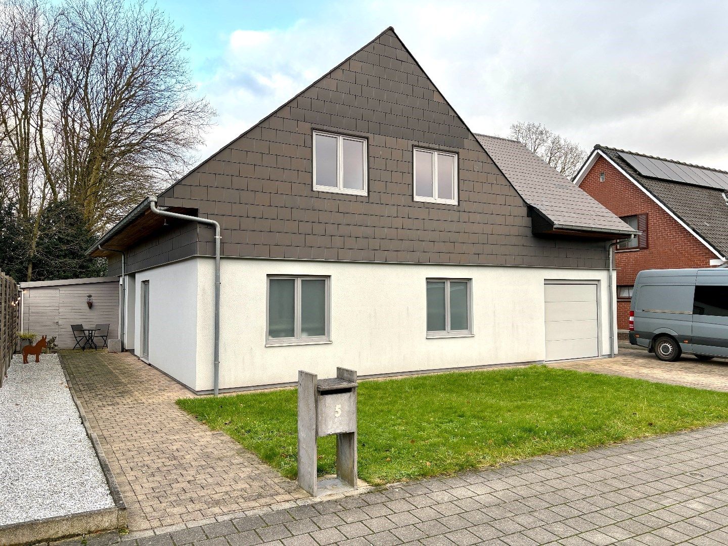 Alleenstaande woning met 5 slks en inpandige garage in rustige/groene omgeving. foto {{pictureIndex}}