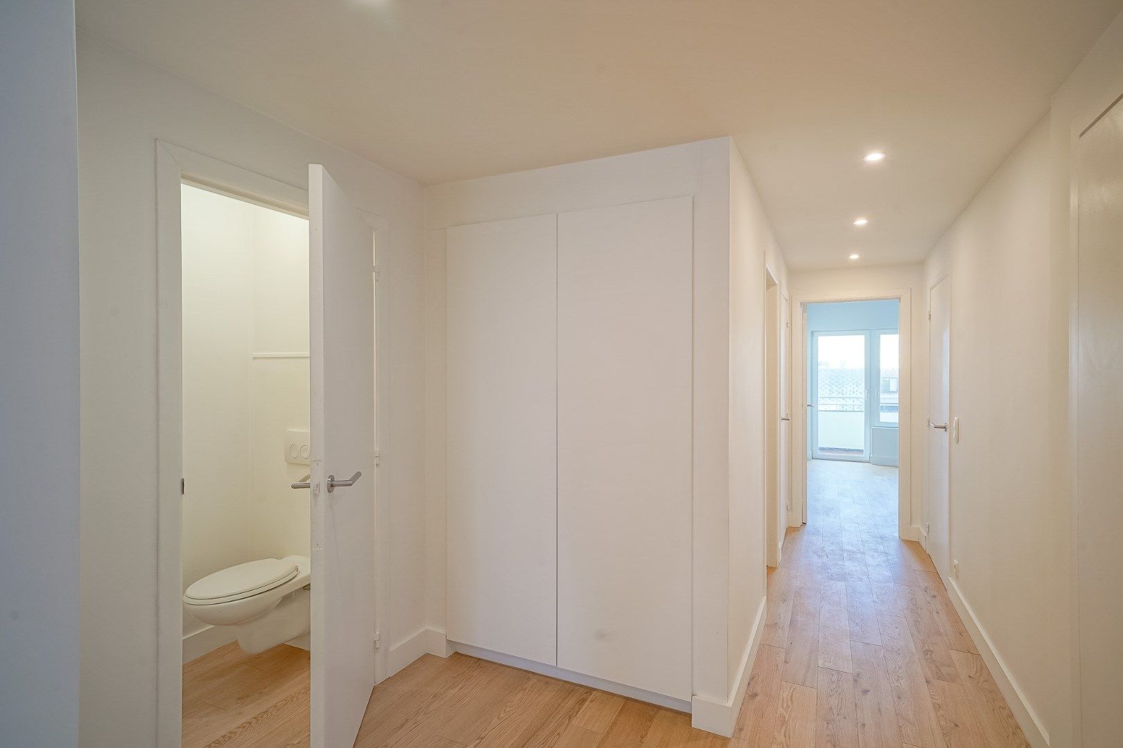 Prachtig vernieuwd 2-slaapkamerappartement centrum Oostende foto 6