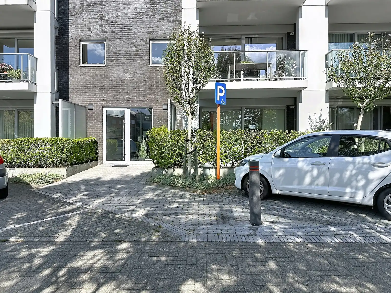 Instapklaar gelijkvloers met twee slaapkamers en ondergrondse staanplaats foto 2