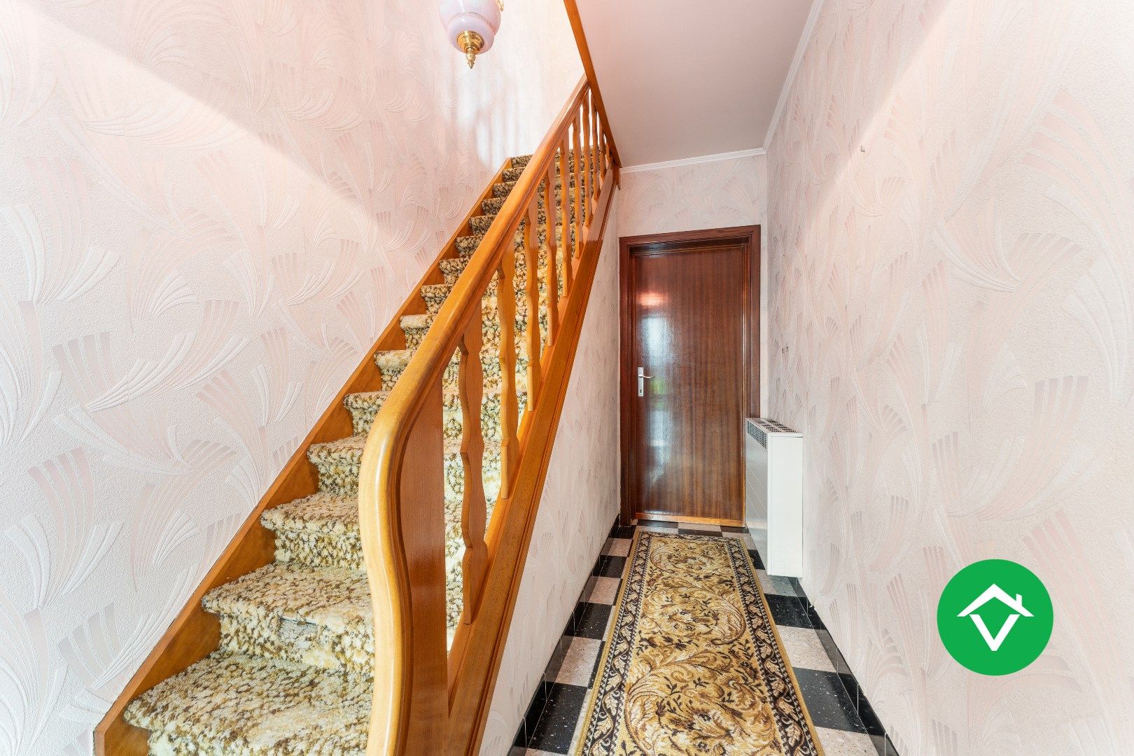 Op te frissen gezinswoning met twee garages en landelijk zicht te Eernegem foto 3