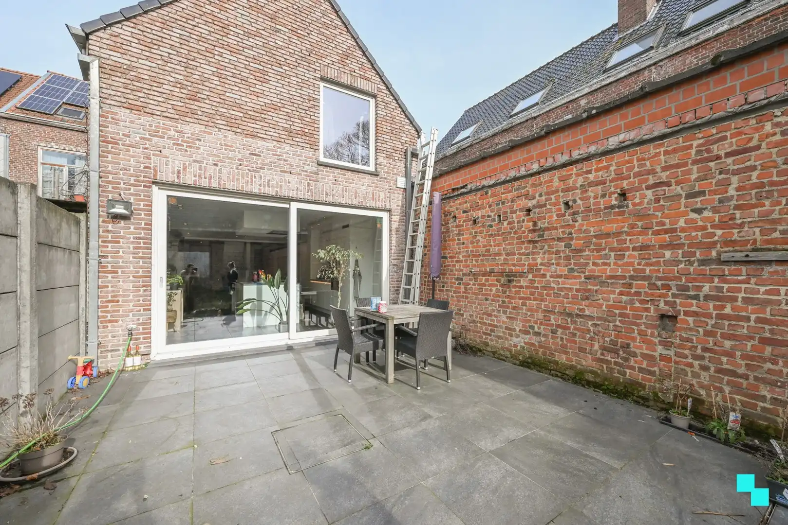 Compleet gerenoveerde ééngezinswoning met 3 slaapkamers en gezellige tuin foto 22