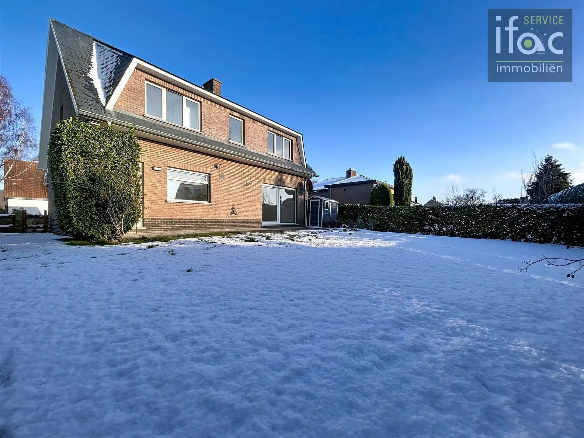 Villa met 5 slaapkamers, 2 badkamers op uitstekende locatie foto 25