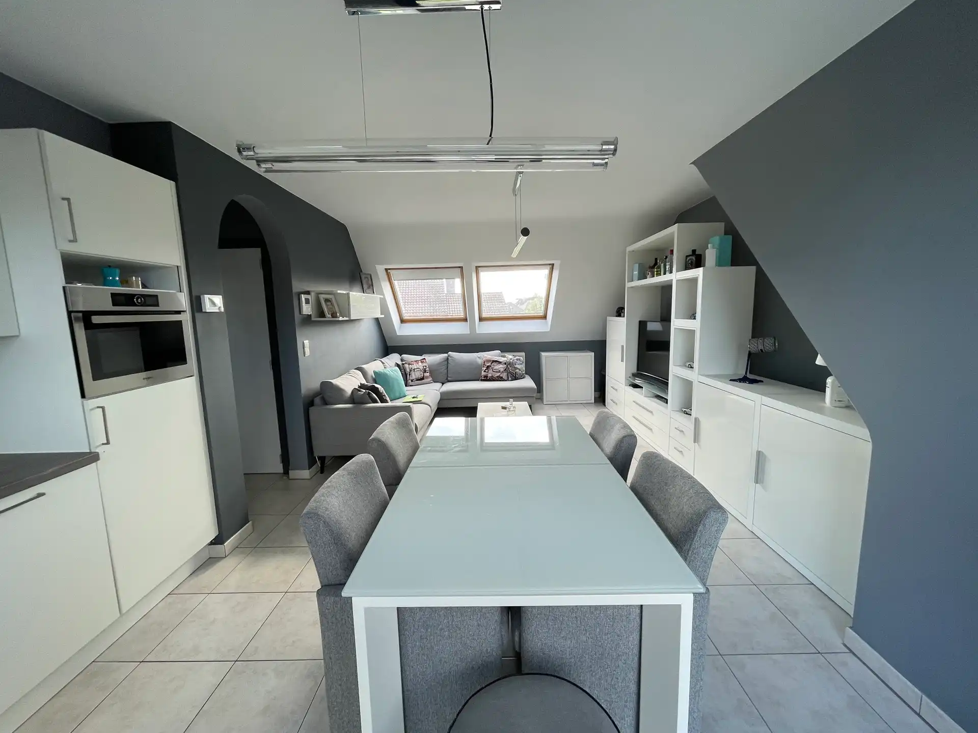 BURST - Gezellig dakappartement met binnenstaanplaats. foto 2