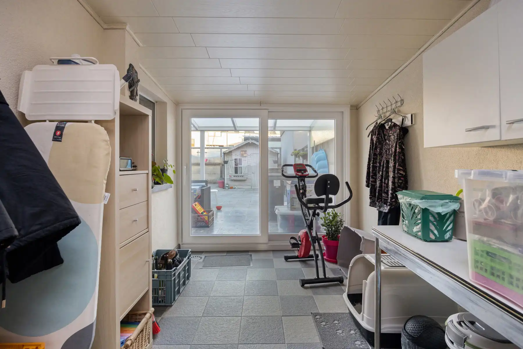 Leemans Immobiliën presenteert u  deze gerenoveerde, instapklare woning in het bruisende hart van Denderleeuw. foto 9