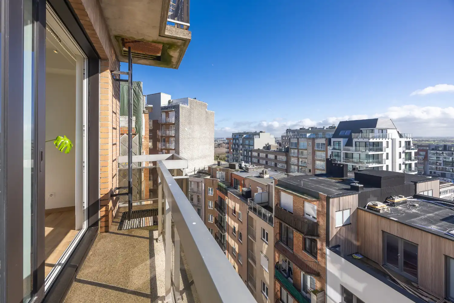 Lichtrijke studio met zuidgericht terras op de zeedijk van Middelkerke te koop foto 9