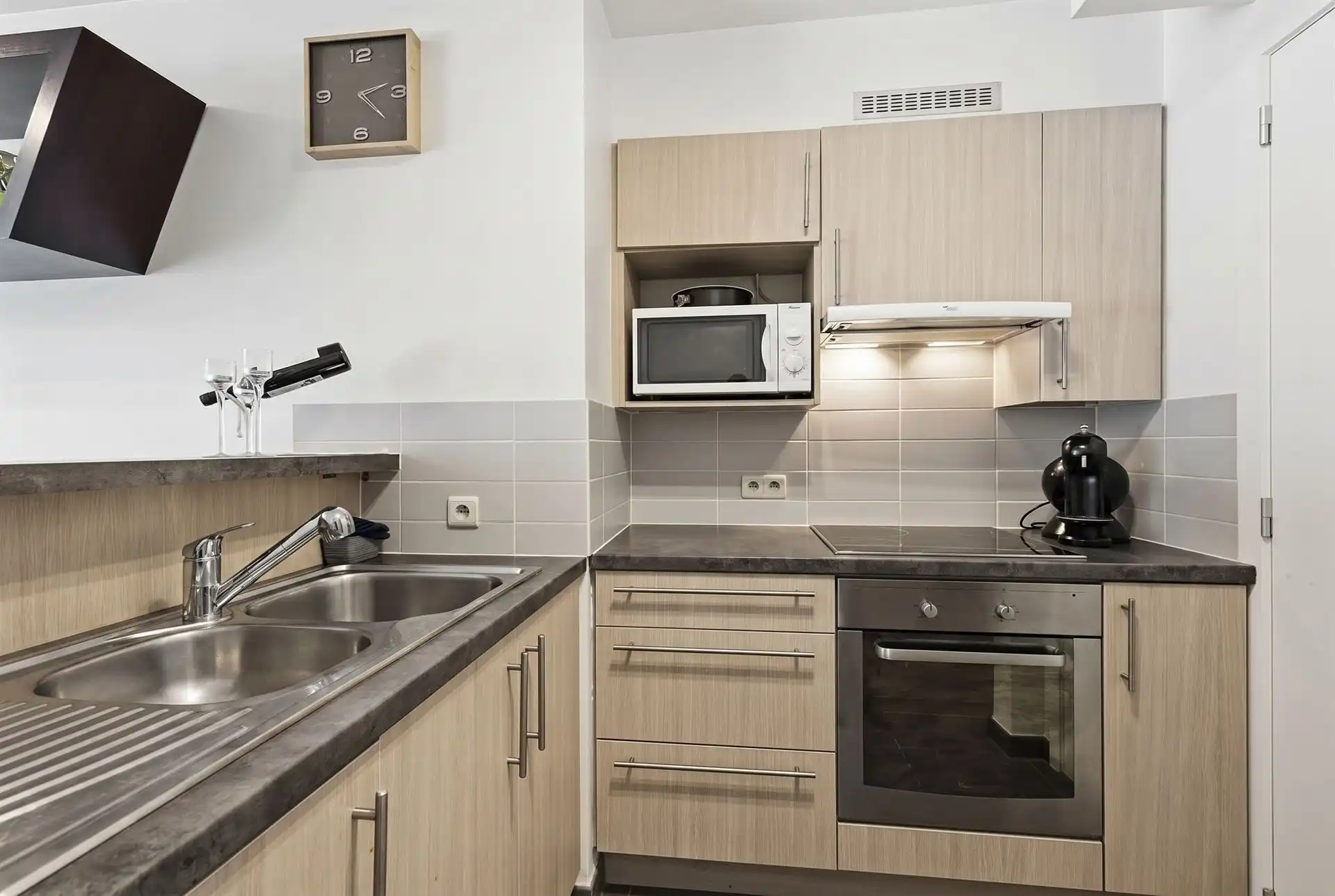 ZUIDGERICHT / VLAK AAN ZEEDIJK  foto 8