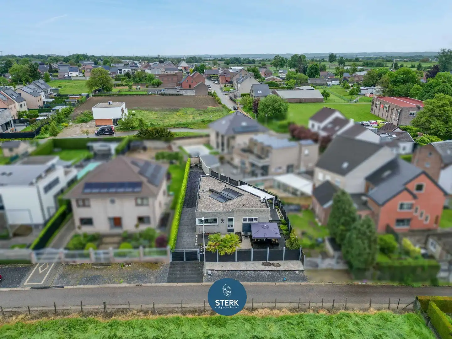 GELIJKVLOERSE WONING MET EPC LABEL A OP EEN RUSTIGE LOCATIE NABIJ MAASTRICHT !  foto {{pictureIndex}}