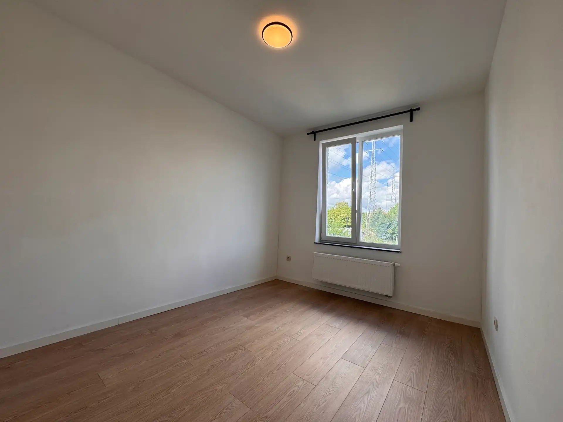 Gerenoveerde woning met drie slaapkamers en tuin foto 9