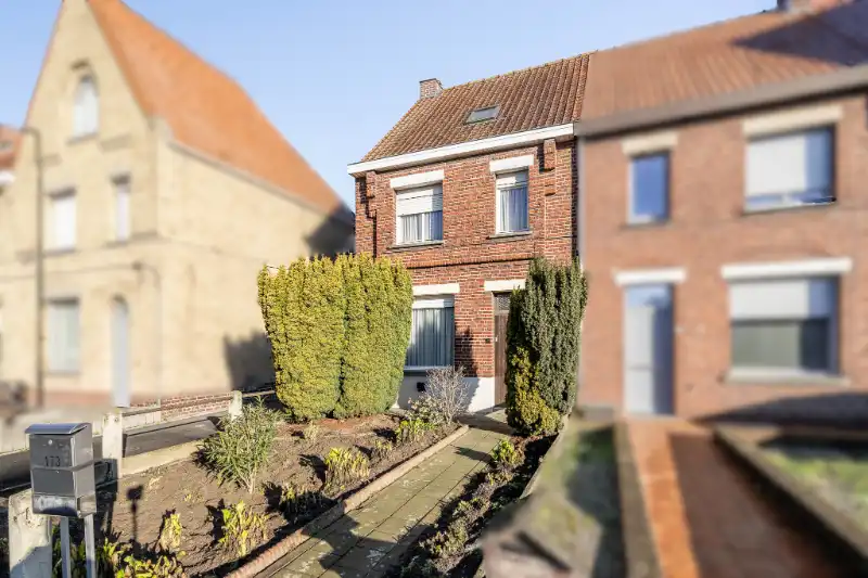 Hoofdfoto van de publicatie: Halfopen woning met uitweg in centrum Ingelmunster.