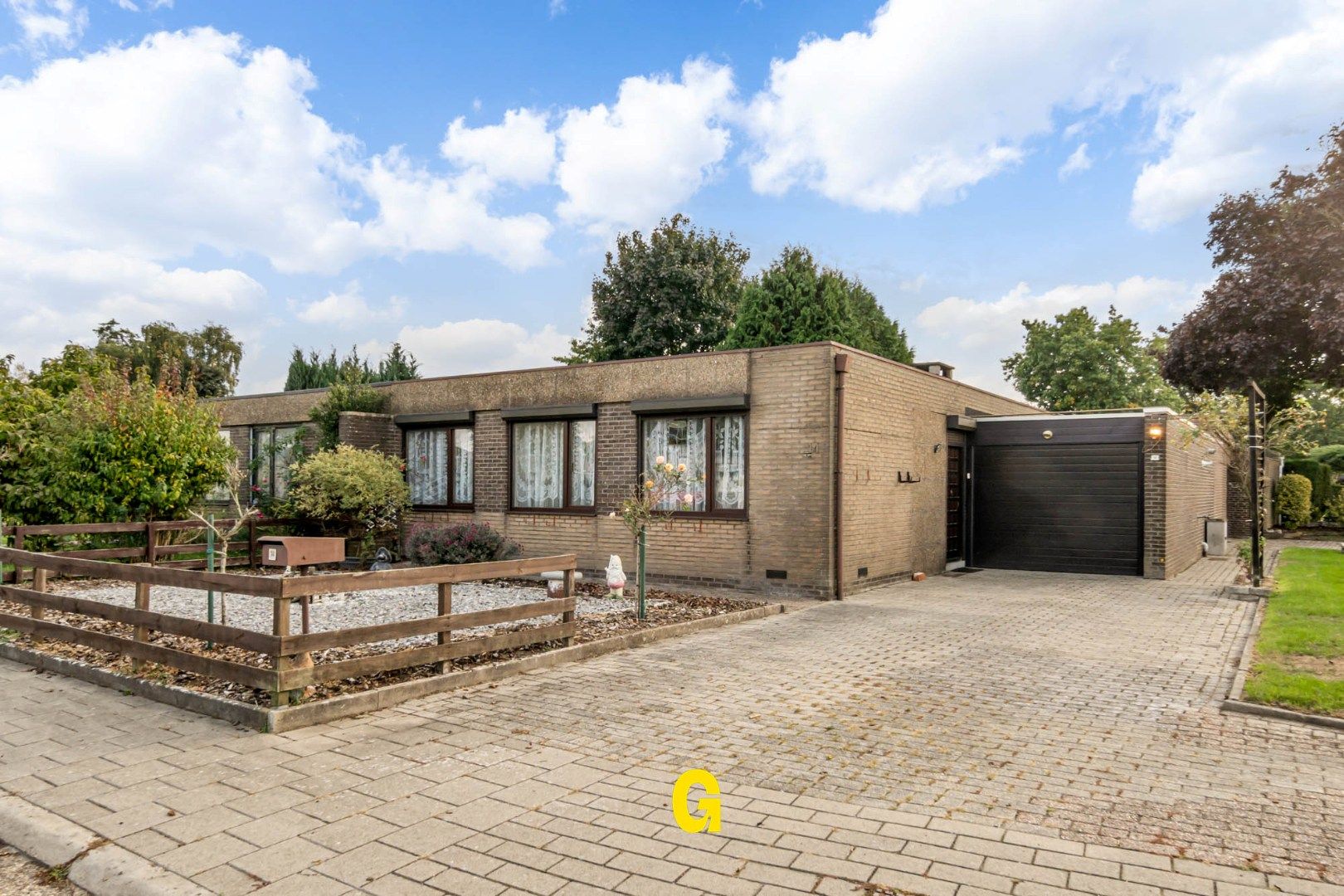 Hoofdfoto van de publicatie: Te renoveren bungalow woning op 2a 89ca 