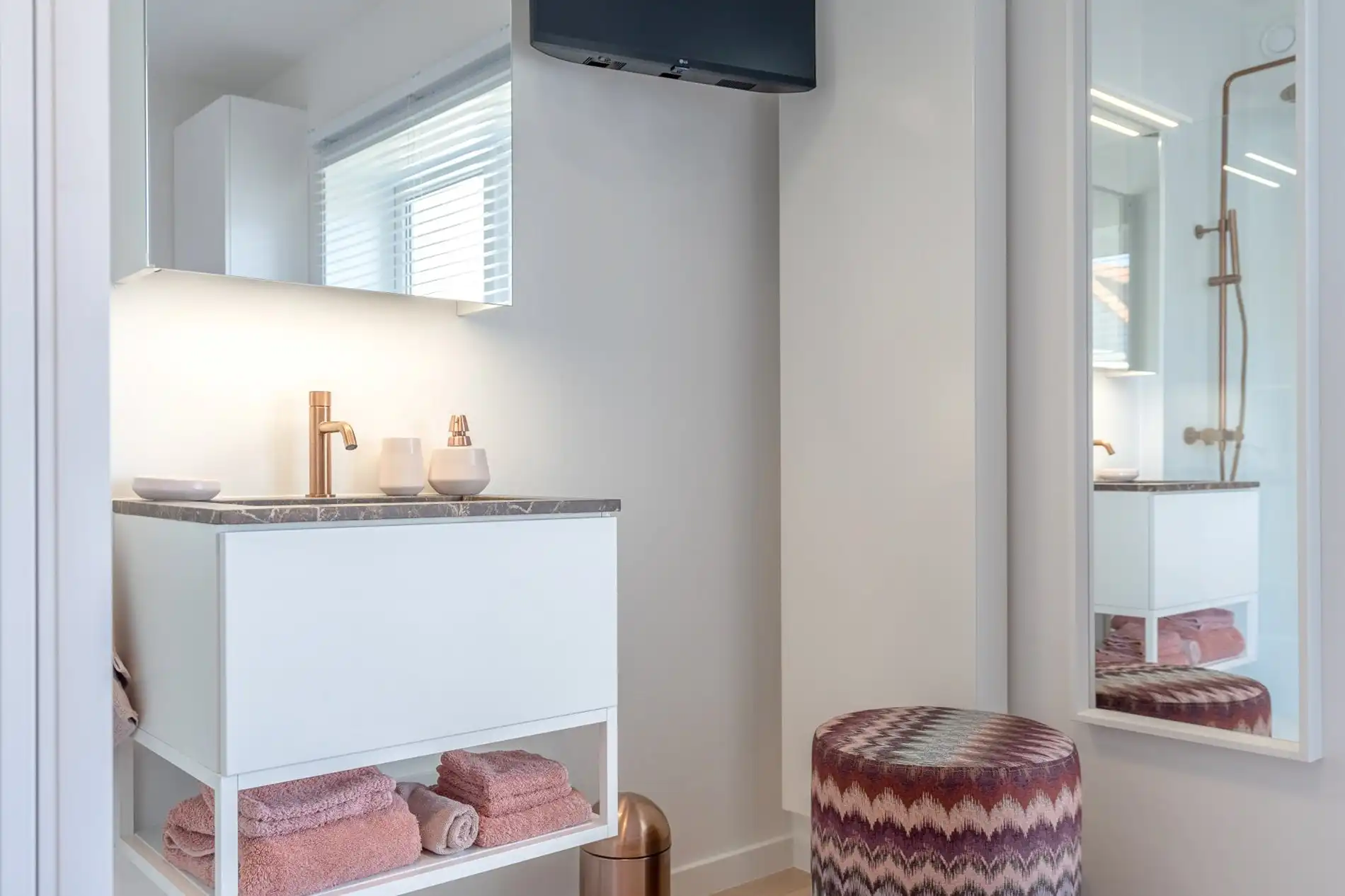 Rustig gelegen volledig gerenoveerd appartement met een open zicht over de villa's. foto 33