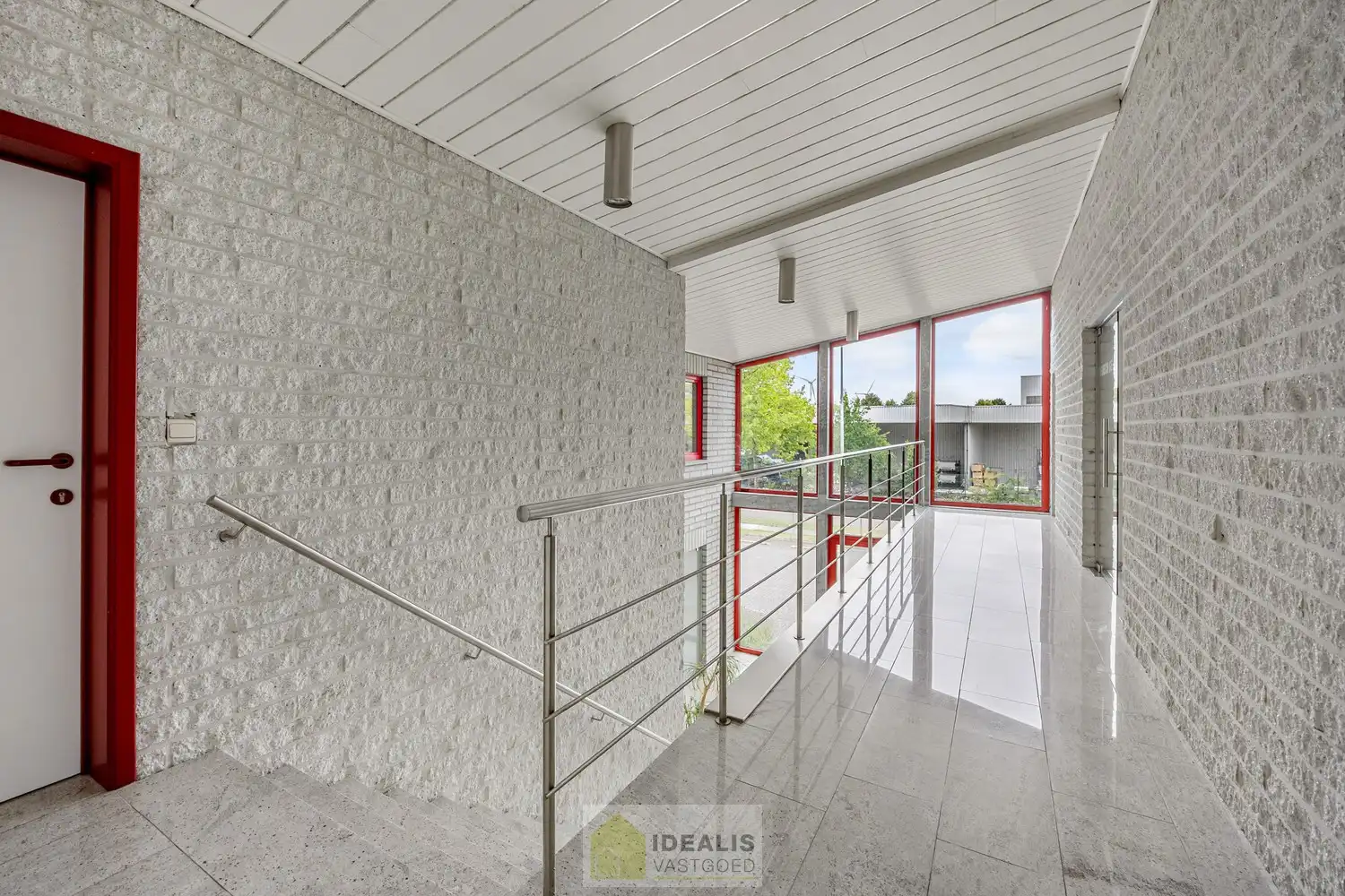 IDEALIS VASTGOED – Industrieel bedrijfsgebouw van maar liefst +-5000m² bruikbare oppervlakte, bestaande uit bedrijfshallen, kantoor- en vergaderruimtes en een appartement met een centrale ligging op industrieterrein Genk Zuid op een perceel van 10.326m² (1,03 hectare). foto 13