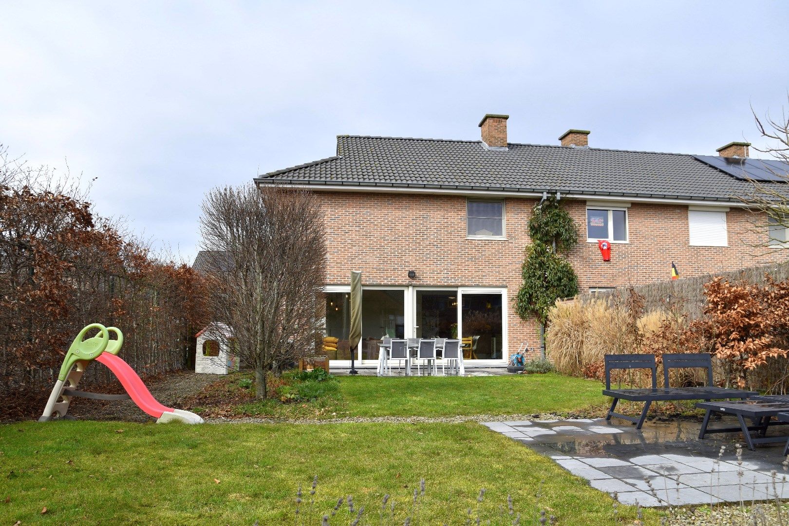 Recente HOB (BJ 2007) met 3 slaapkamers en garage op zuidgericht perceel te koop in Heule foto {{pictureIndex}}