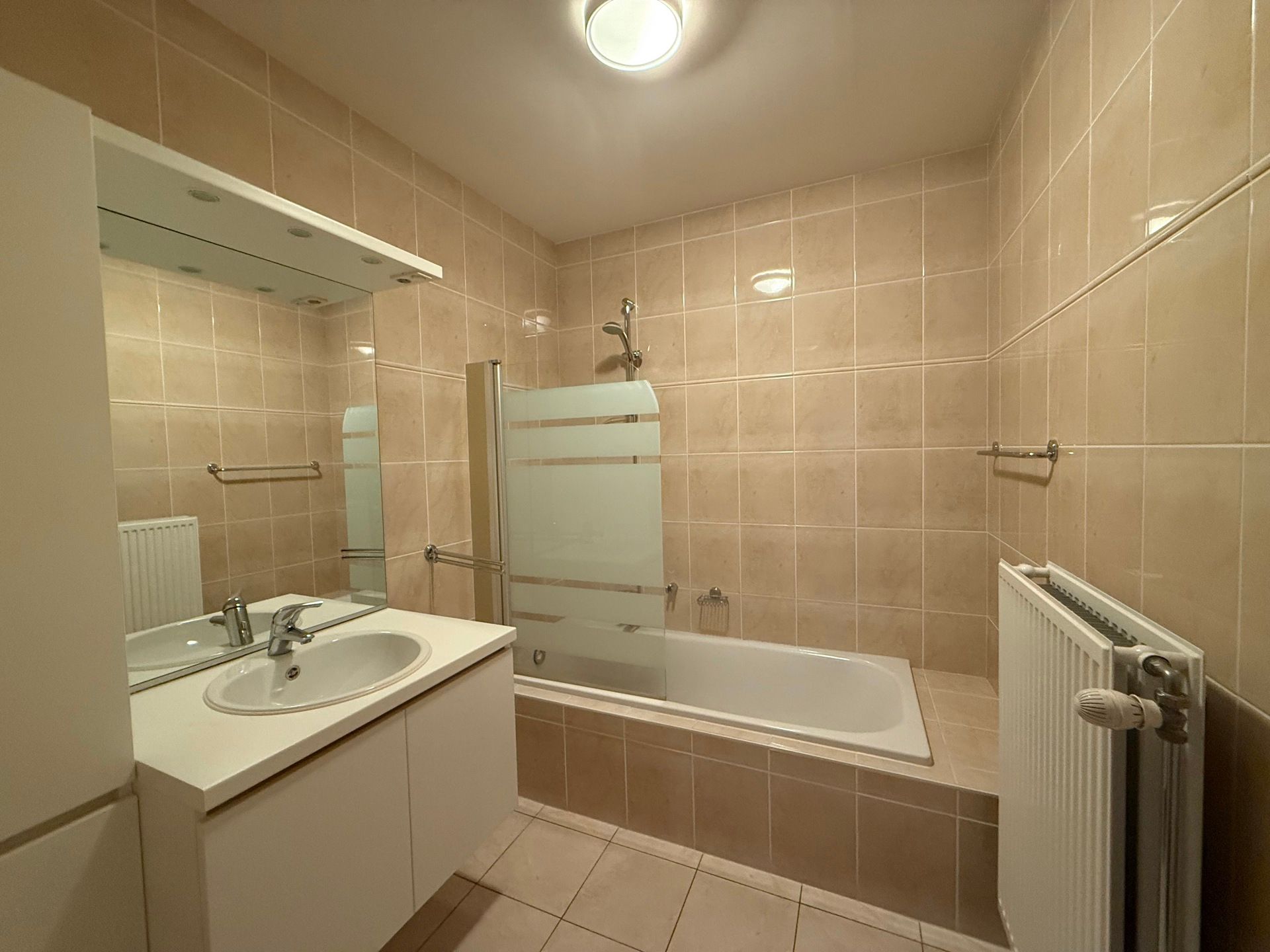 ERONDEGEM - Ruim, energiezuinig appartement met garage. foto 5