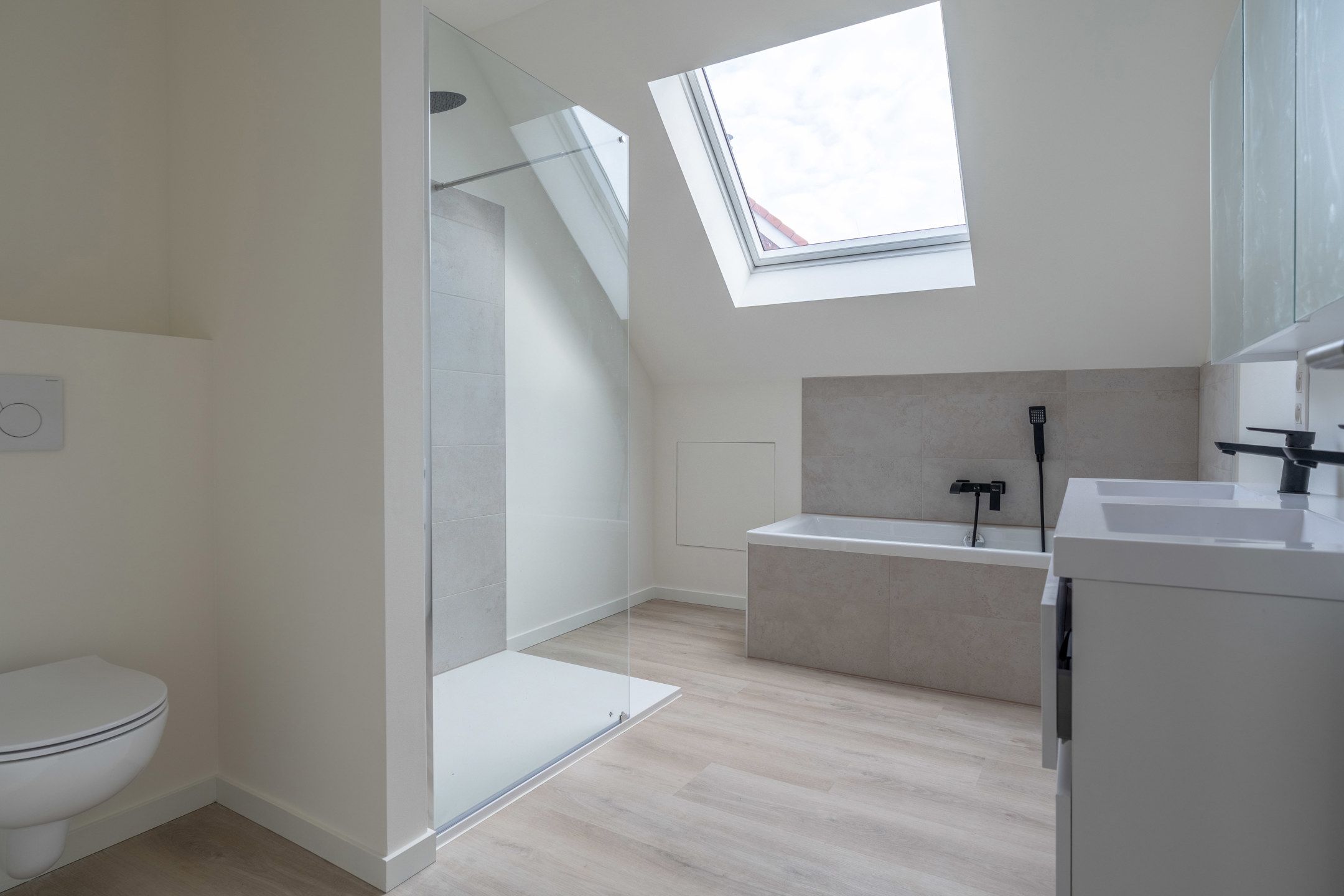 Gerenoveerde woning met 4 slaapkamers op 375m² te Arendonk. foto 26
