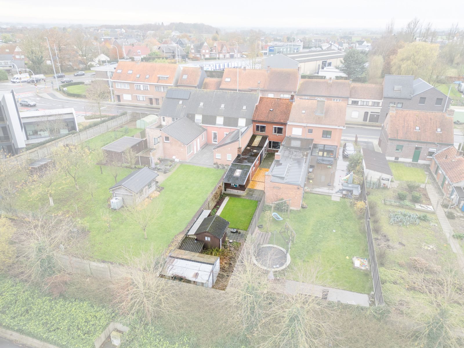 Ruime woning met diepe tuin nabij invalswegen foto 3