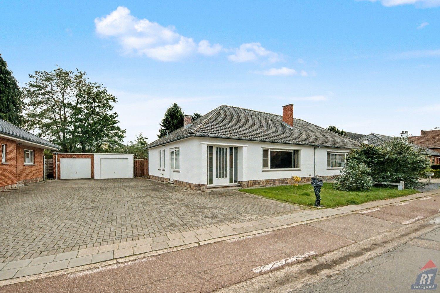 Hoofdfoto van de publicatie: Gelijkvloerse halfopen woning met tuin en renovatiepotentieel in het hart van Sint-Truiden