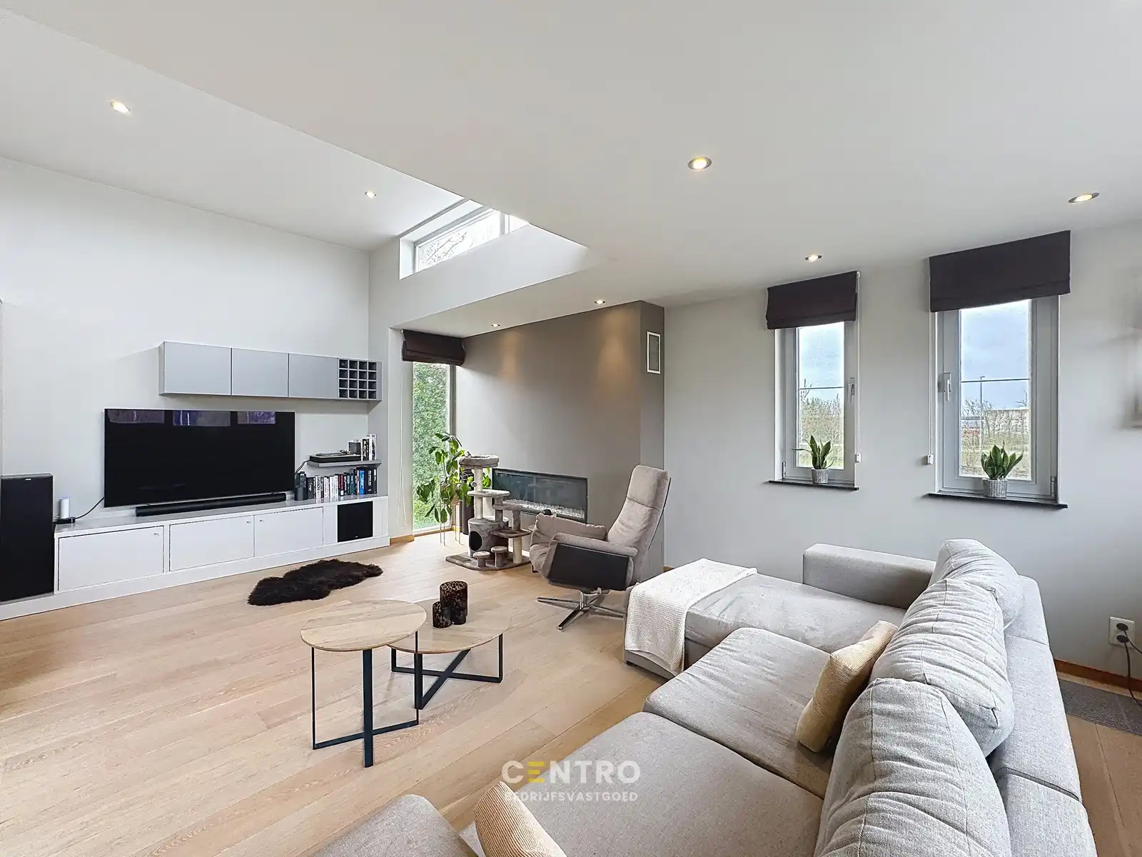 Fantastische woonst met handelsruimte op CHARMANTE ligging te Oostende! foto 4