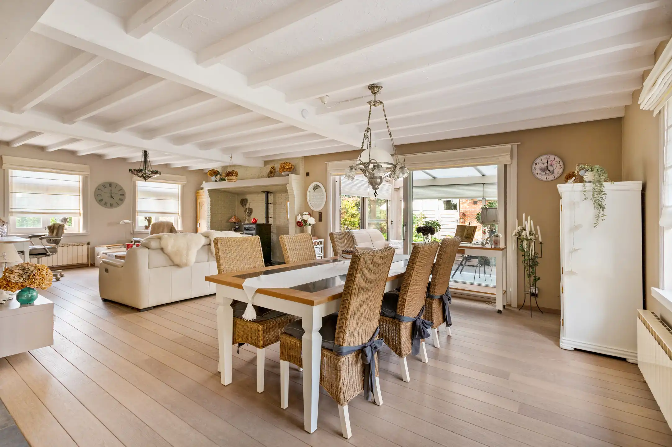 Mooie open bebouwing met knappe tuin in een rustige woonwijk foto 7