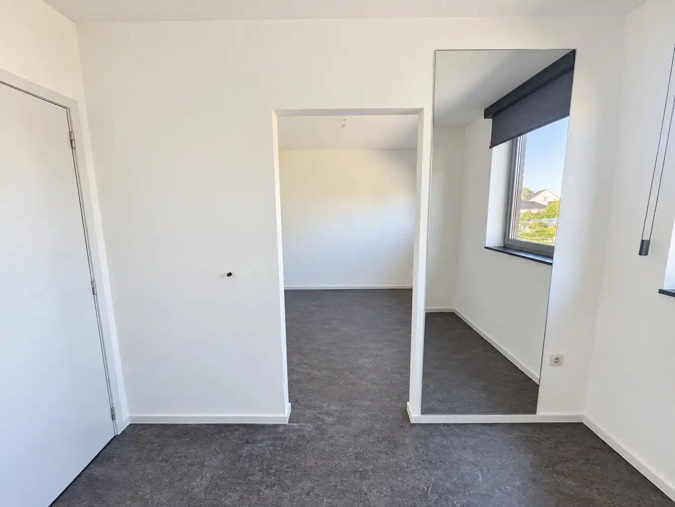 Verrassend ruime gezinswoning met vier slaapkamers, zonnig terras en carport foto 8