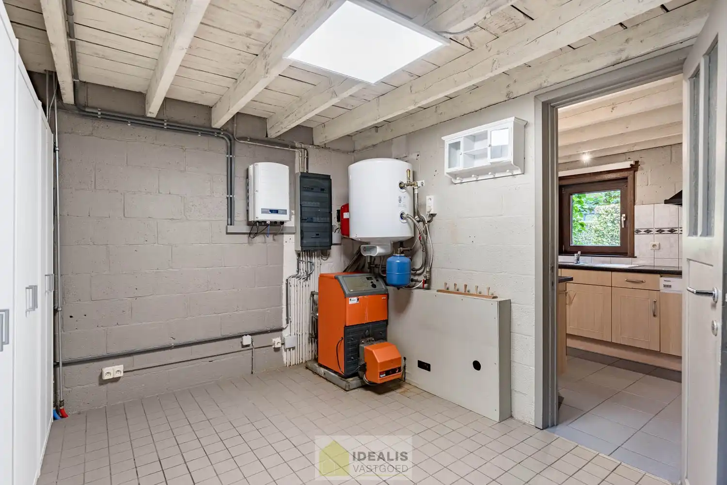 IDYLLISCH GELEGEN BIJZONDERE EIGENDOM BESTAANDE UIT RIANT WOONHUIS, APART BEWOONBAAR BIJGEBOUW EN ATELIER OMGEVEN DOOR EEN SCHITTERD AANGELEGDE TUIN EN WEILAND. Het domein is toegankelijk zowel aan de mooie Urnenveldstraat doch ook via een uitzonderlijk mooie oprijlaan toegankelijk langs de boszijde van het perceel. Deze vrijstaande woning, gebouwd in 1986, beschikt over een sfeervolle leefruimte in vol contact met de tuin en biedt een heerlijke atmosfeer dankzij de centraal geplaatste speksteenkachel. Op de verdieping beschikt de woning over slaapkamers en sanitair. Een absolute meerwaarde is het afzonderlijk volledig ingericht bijhuisje, centraal op het perceel, voorzien van alle woonfaciliteiten. Verder is er de mogelijkheid om wonen/werken te combineren via het knap afgewerkte atelier, met vergezicht op het eigen weiland. Geschikt voor kandidaten op zoek naar een ruime en instapklare parel met een idyllische uitstraling! foto 44