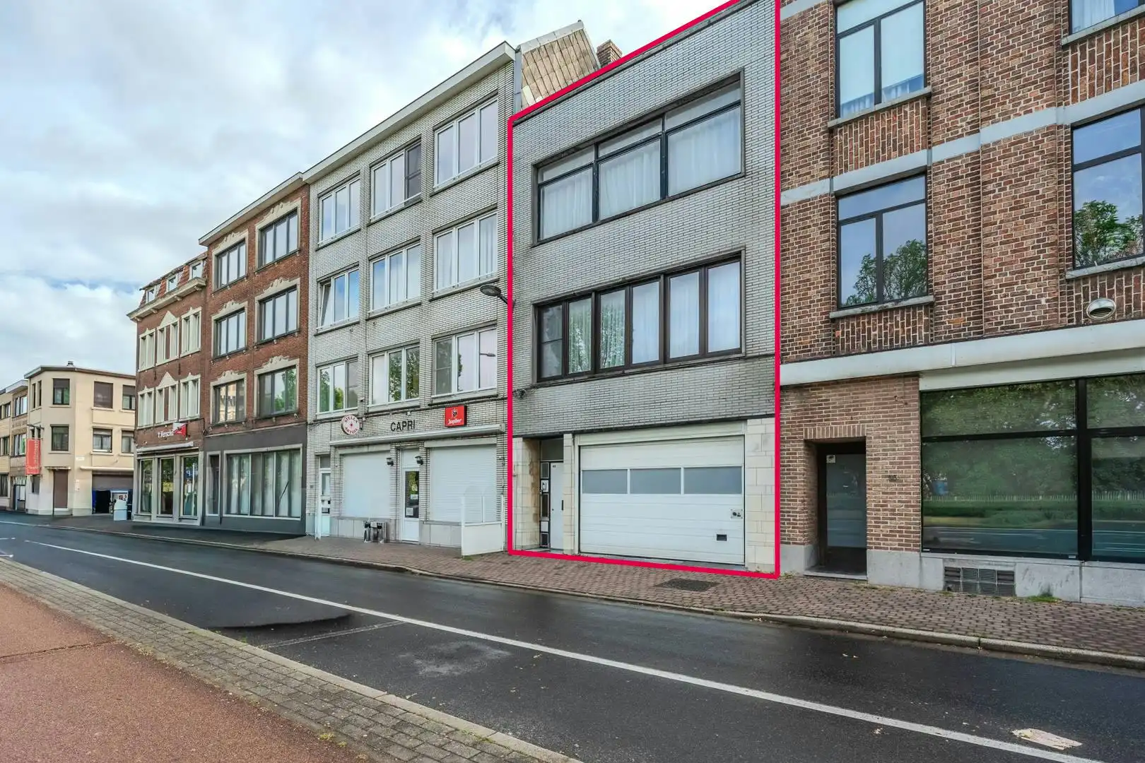 Hoofdfoto van de publicatie: Ruime woning met garage en opslagruimte te Oostende