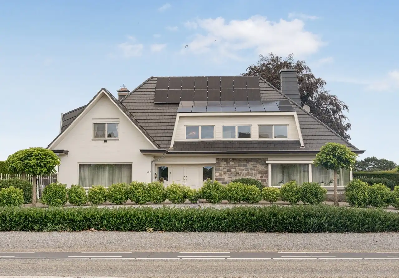 Verrassend ruime villa met 5 slaapkamers, praktijkruimte, zwembad en eindeloze mogelijkheden foto {{pictureIndex}}