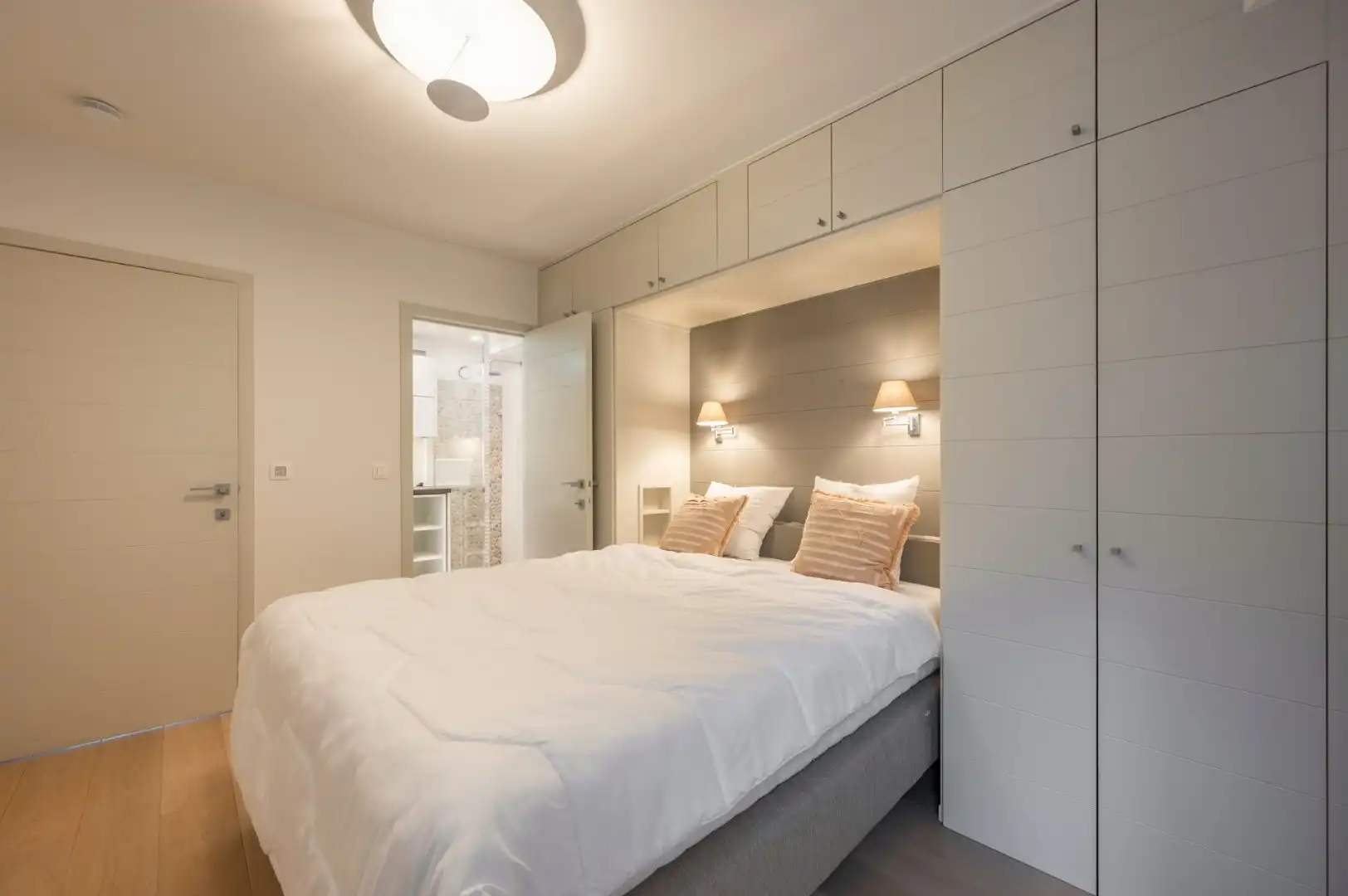 Lichtrijk 1 slaapkamerappartement in hartje Zoute met open zicht foto 8