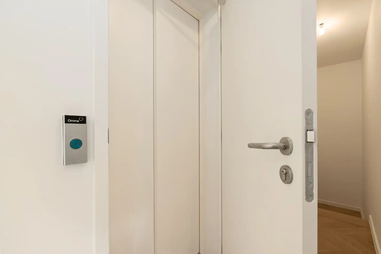 Appartement te koop in Oostende – hoge plafonds en karaktervolle architectuur nabij Achturenplein foto 12