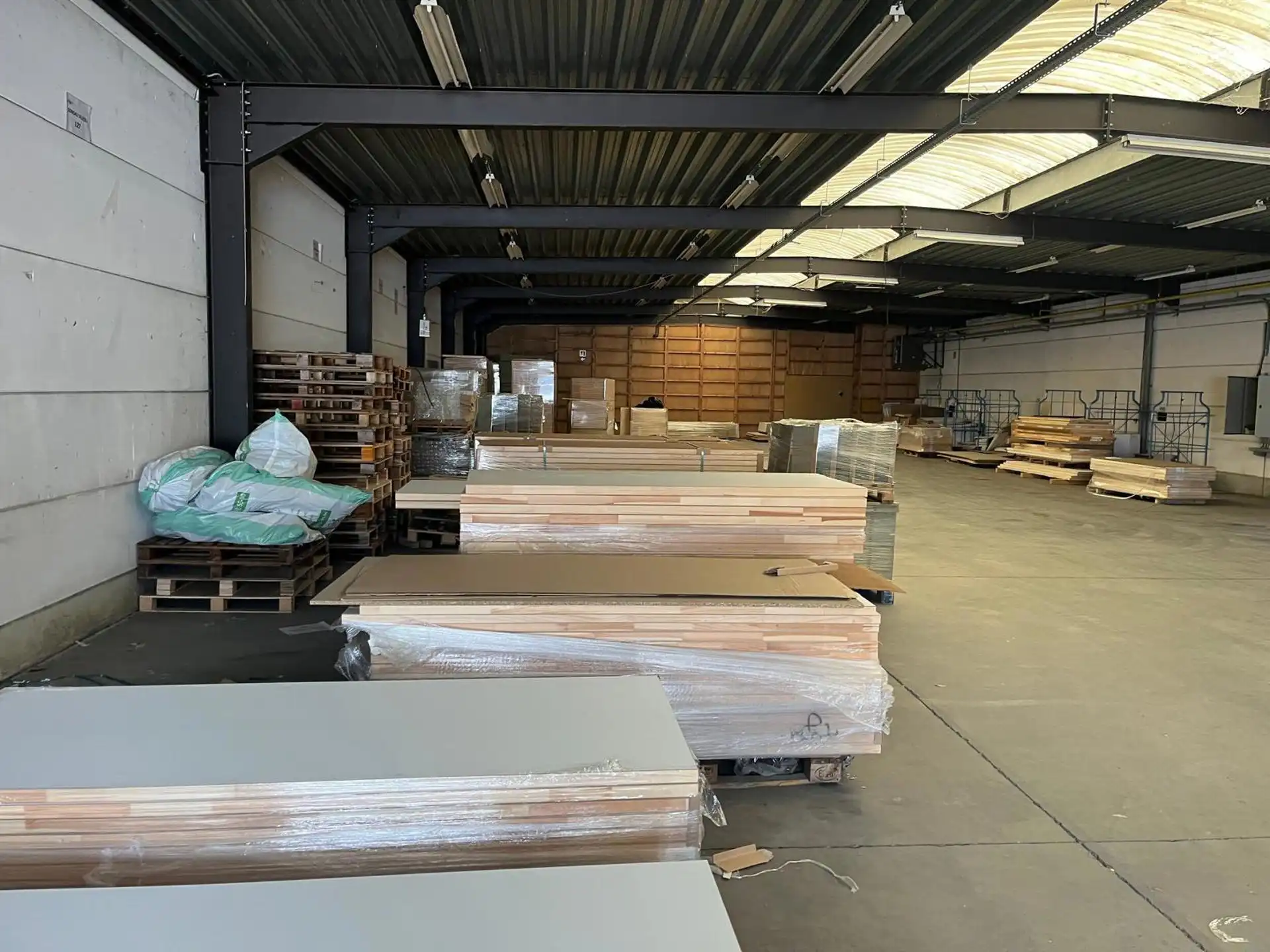 Magazijn 1020m² met kantoor te huur  foto 4