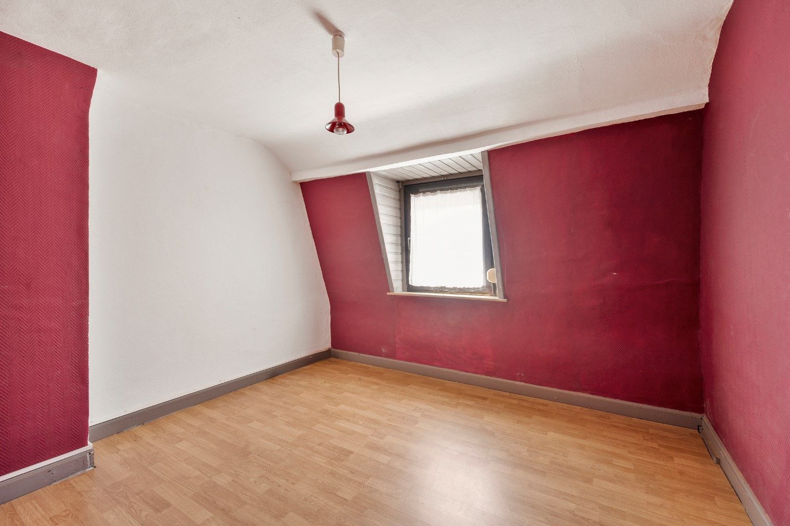 TE RENOVEREN WONING MET 2 SLPKS, GARAGE EN TAL VAN MOGELIJKHEDEN  foto 11
