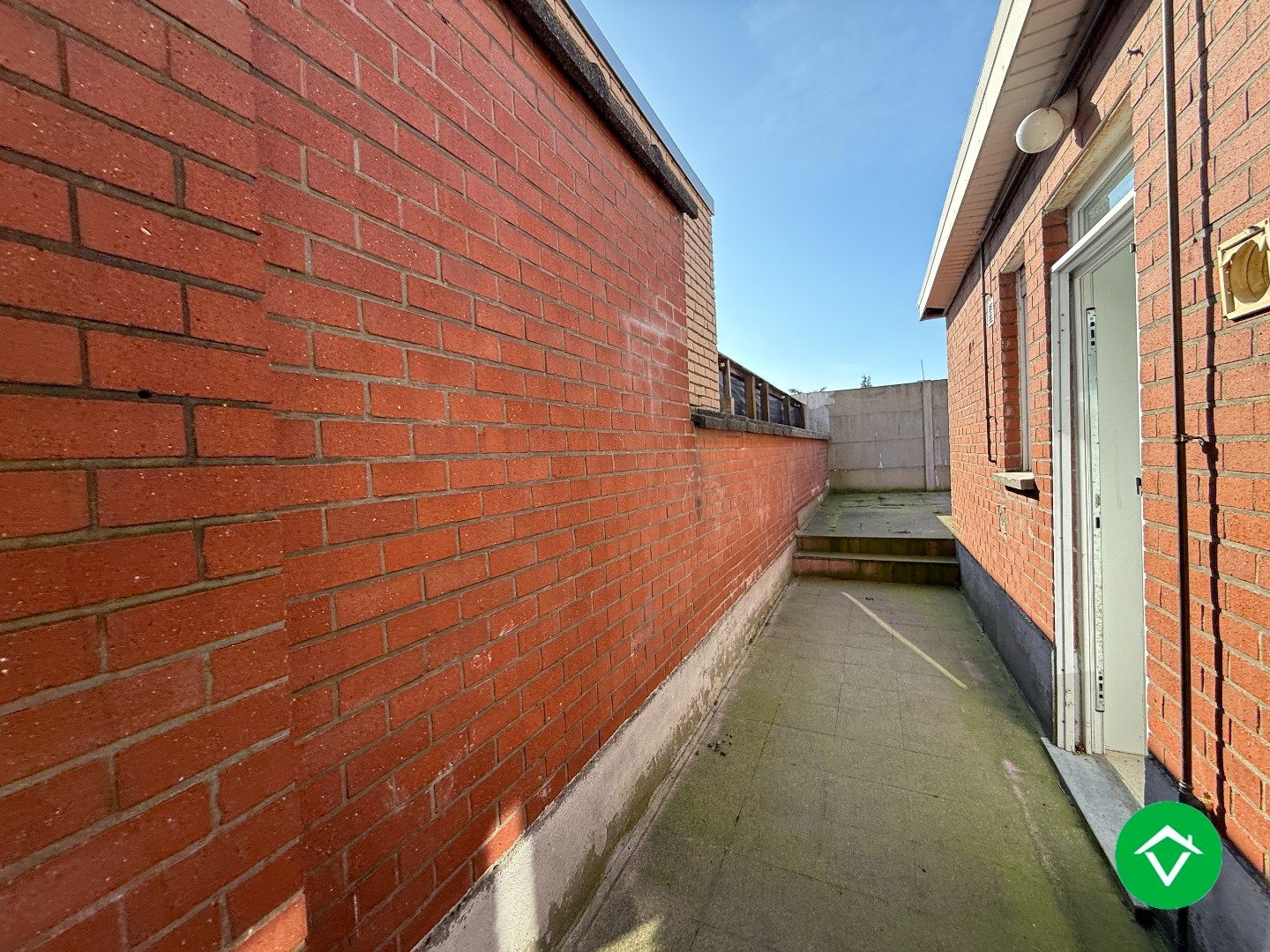 Instapklare rijwoning met 2 slaapkamers, zolder en koer in centrum Roeselare foto 11