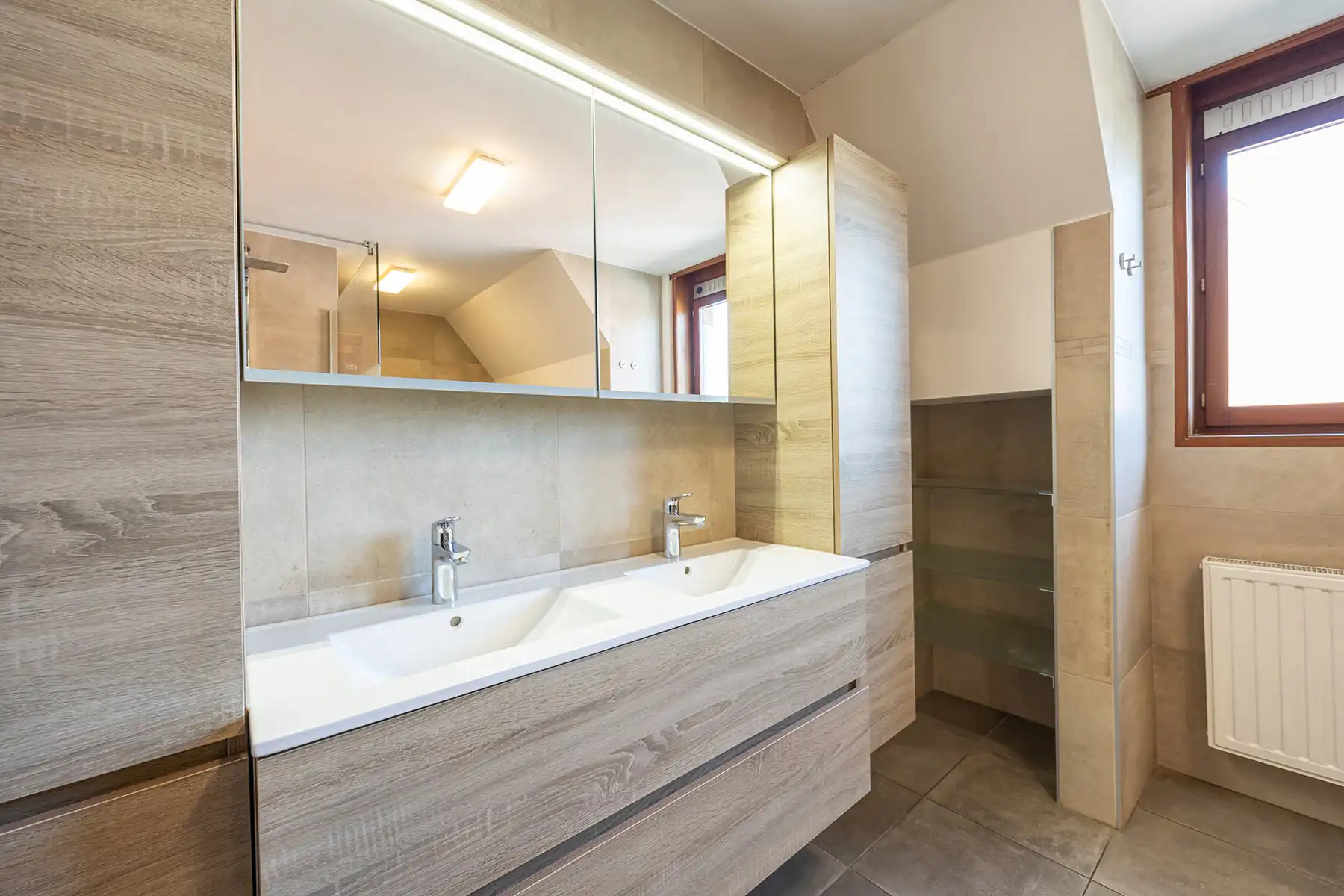 Landhuis met 4 slaapkamers, dubbele oprit en zonnige tuin! foto 13
