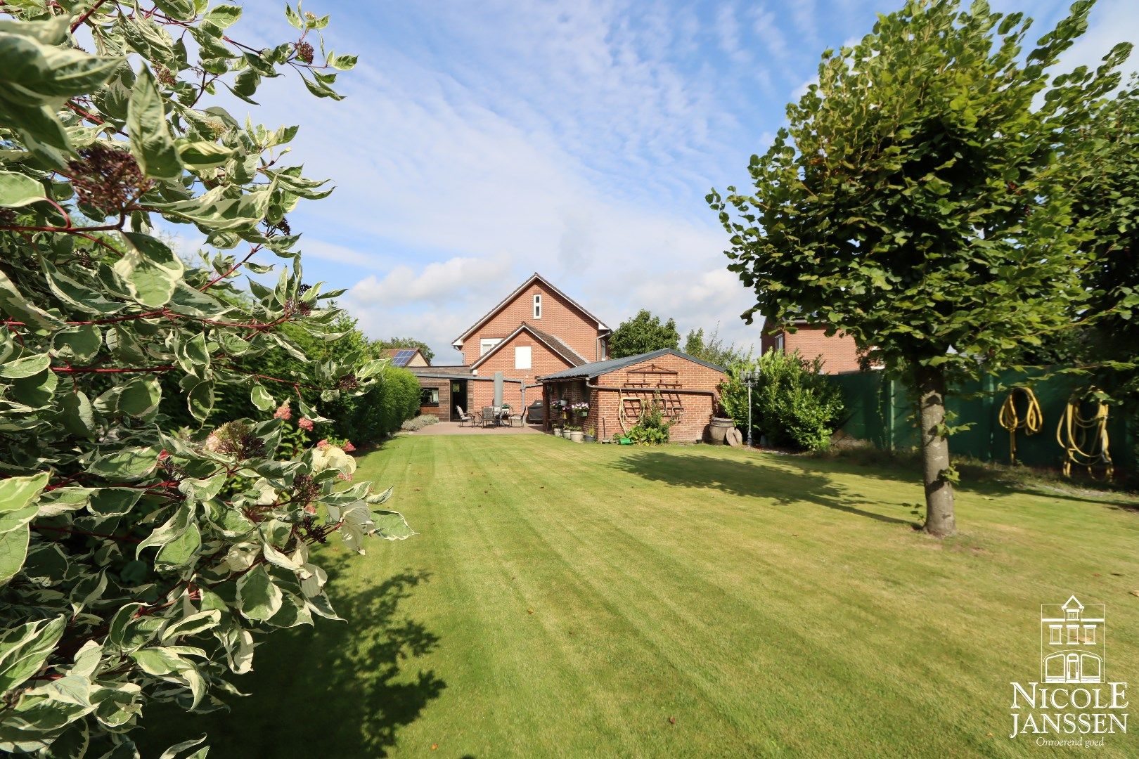 Instapklare gezinswoning met drie ruime slaapkamers en diepe tuin foto 2