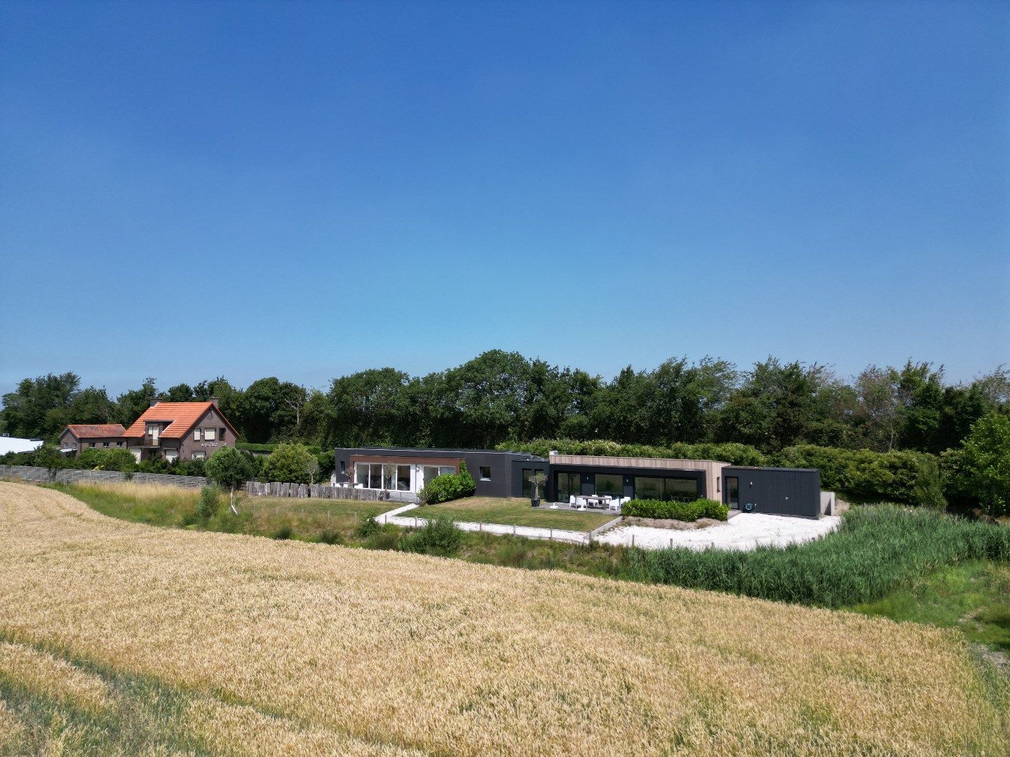Exclusief dijkhuis met eigen guesthouse foto 5