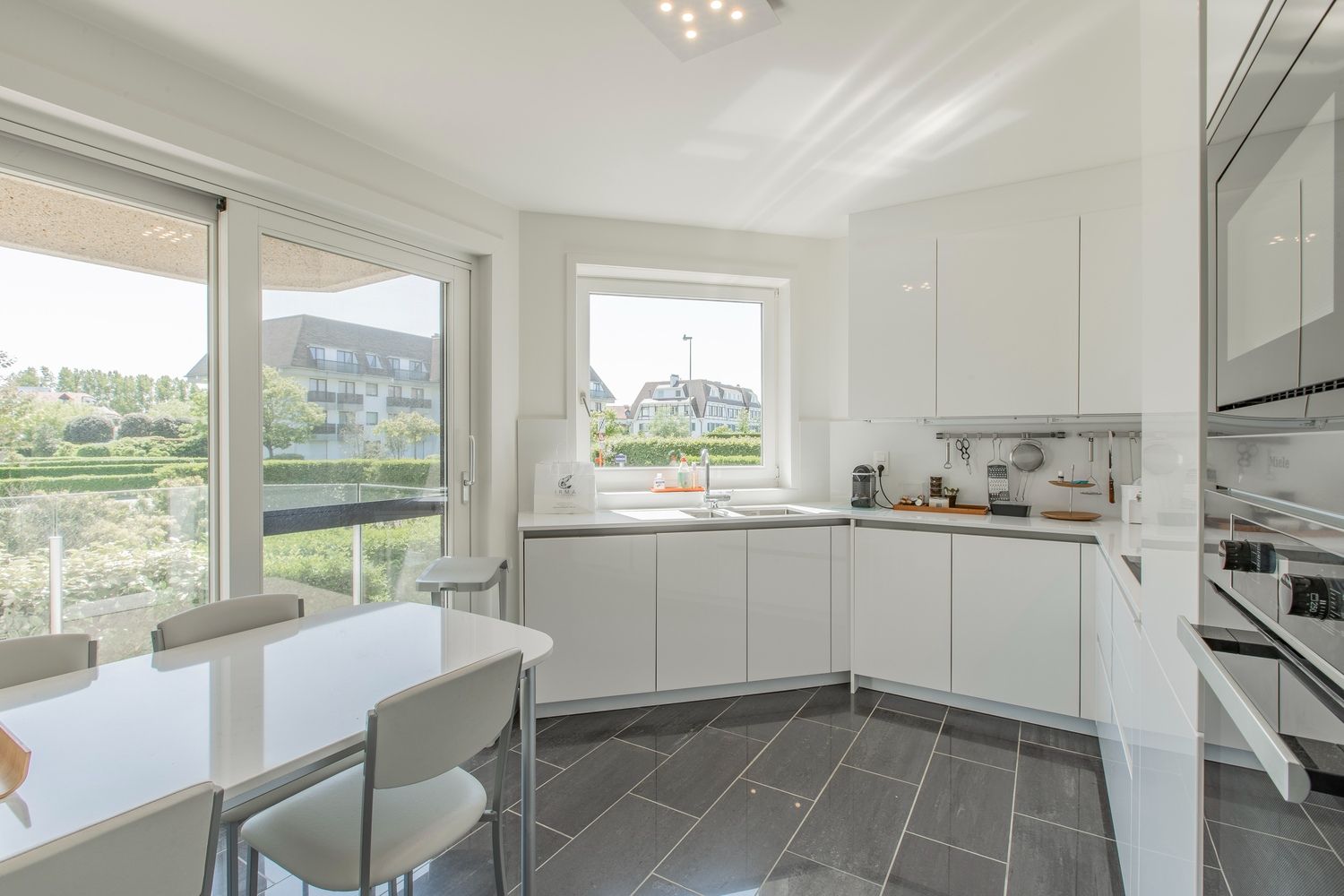 Lichtrijk hoek-appartement van ruim 180m2, rustig gelegen in een standingvolle villaresidentie, op enkele stappen van de zeedijk Albertstrand en de Royal Zoute  foto 9