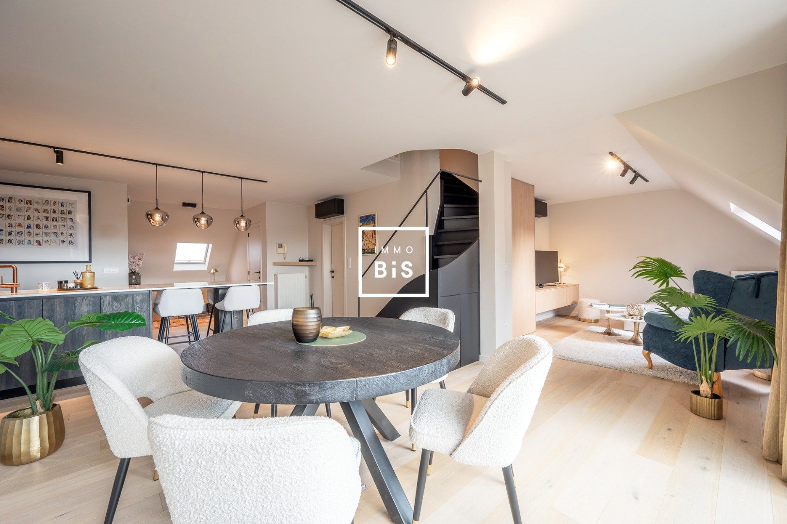 Volledig gerenoveerde duplex penthouse met 3 volwaardige slaapkamers in het centrum van Knokke. foto 2
