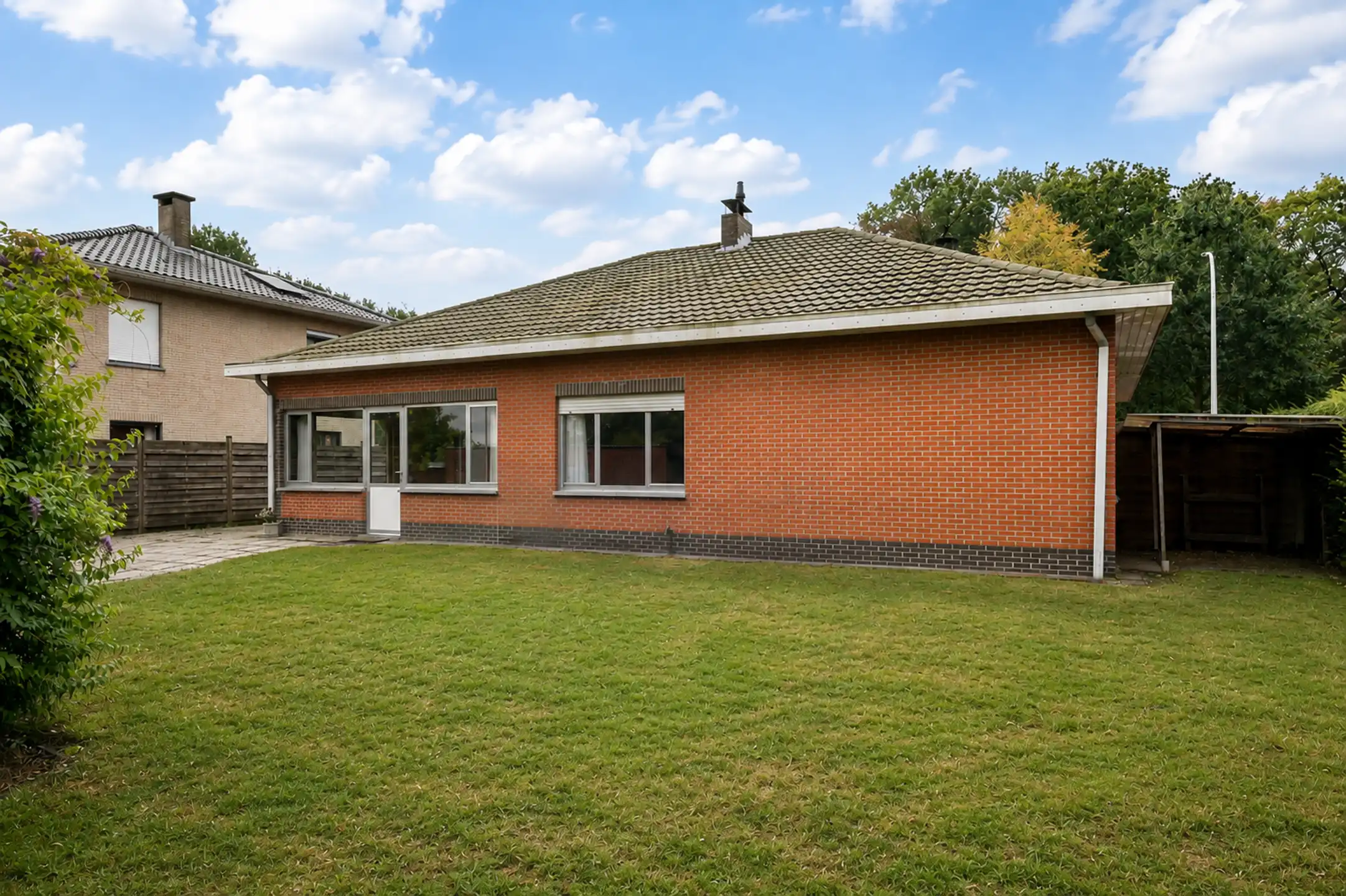 Vrijstaande renovatiewoning met 3 slaapkamers, garage en diepe tuin foto 18
