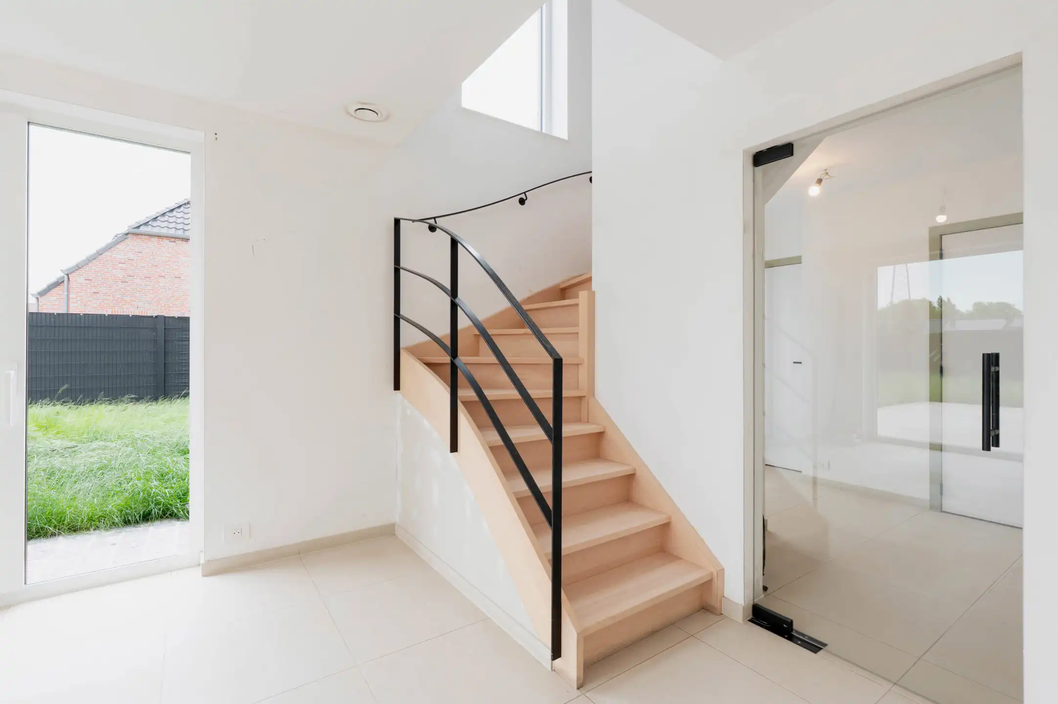 Halfopen moderne woning met zonnige tuin foto 15