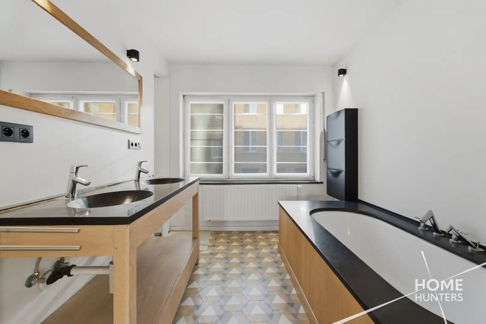 Prachtig gerenoveerde woning met 4 slaapkamers en een ruime tuin vlak bij het historische hart van Ieper! foto 17