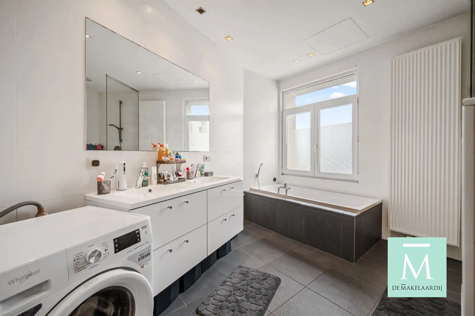 Ruim (110m²) en lichtrijk 2-slaapkamerappartement op strategische ligging! foto 12