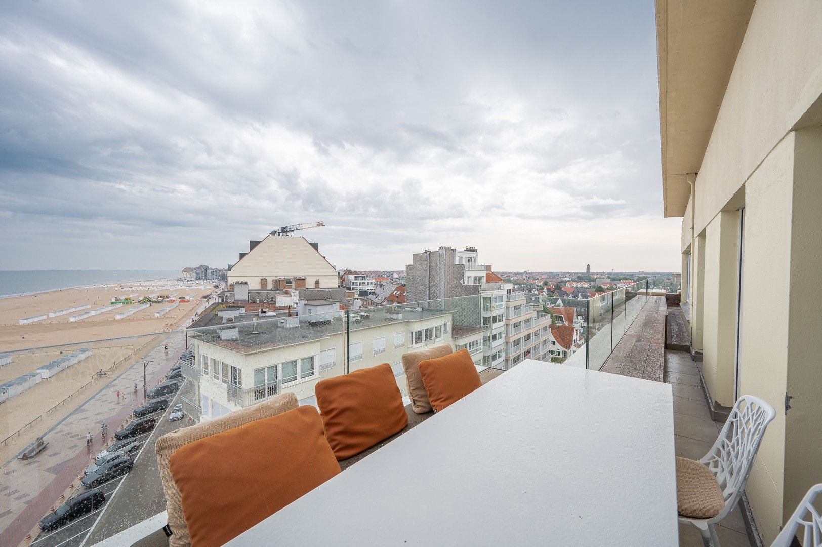 Prachtig hoekappartement met façade van 7m en terras met adembenemend zicht op de Zeedijk in Duinbergen foto 11