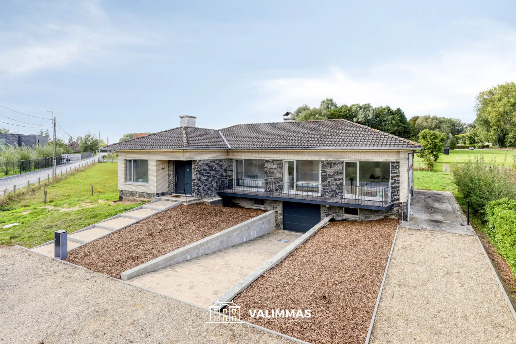 Hoofdfoto van de publicatie: Villa-bungalow op 13 are, met mooie tuin & dubbele garage...